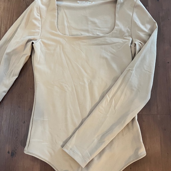 Abercrombie & Fitch Tops - Abercrombie cream bodysuit
